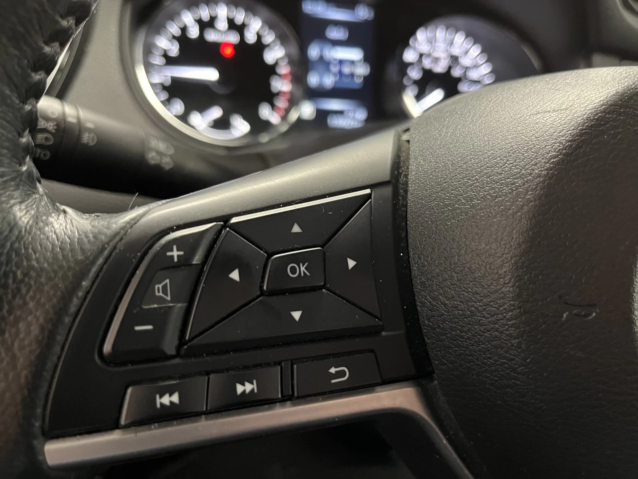 2017 Nissan Rogue AWD 4dr SV Main Image