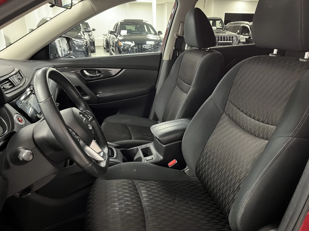 2017 Nissan Rogue AWD 4dr SV Main Image