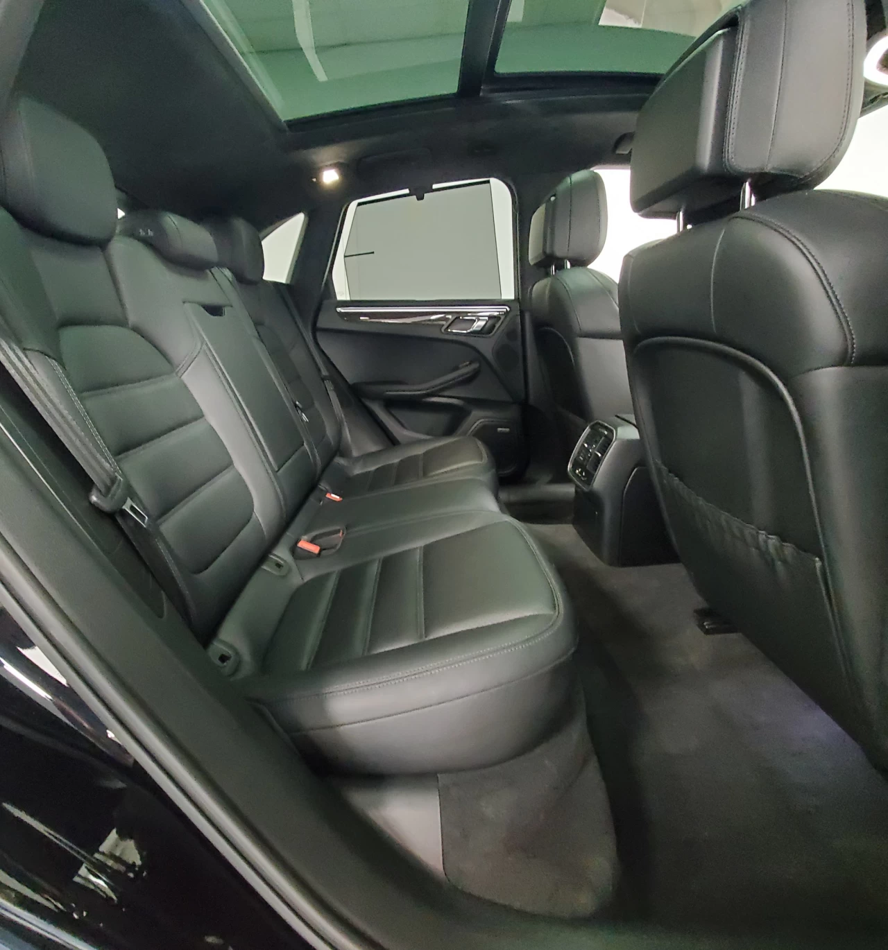 2015 Porsche Macan AWD 4dr Turbo Main Image