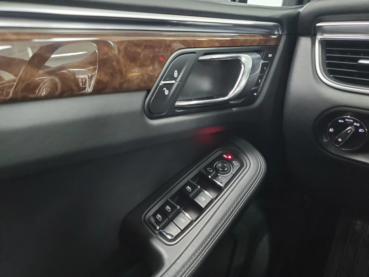 2015 Porsche Macan AWD 4dr Turbo Main Image