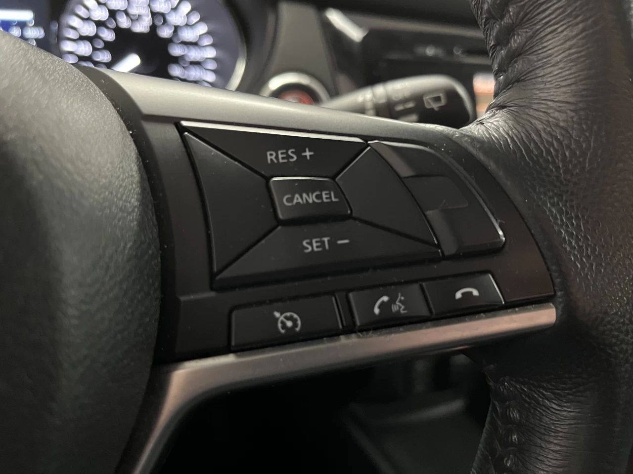 2017 Nissan Rogue AWD 4dr SV Main Image