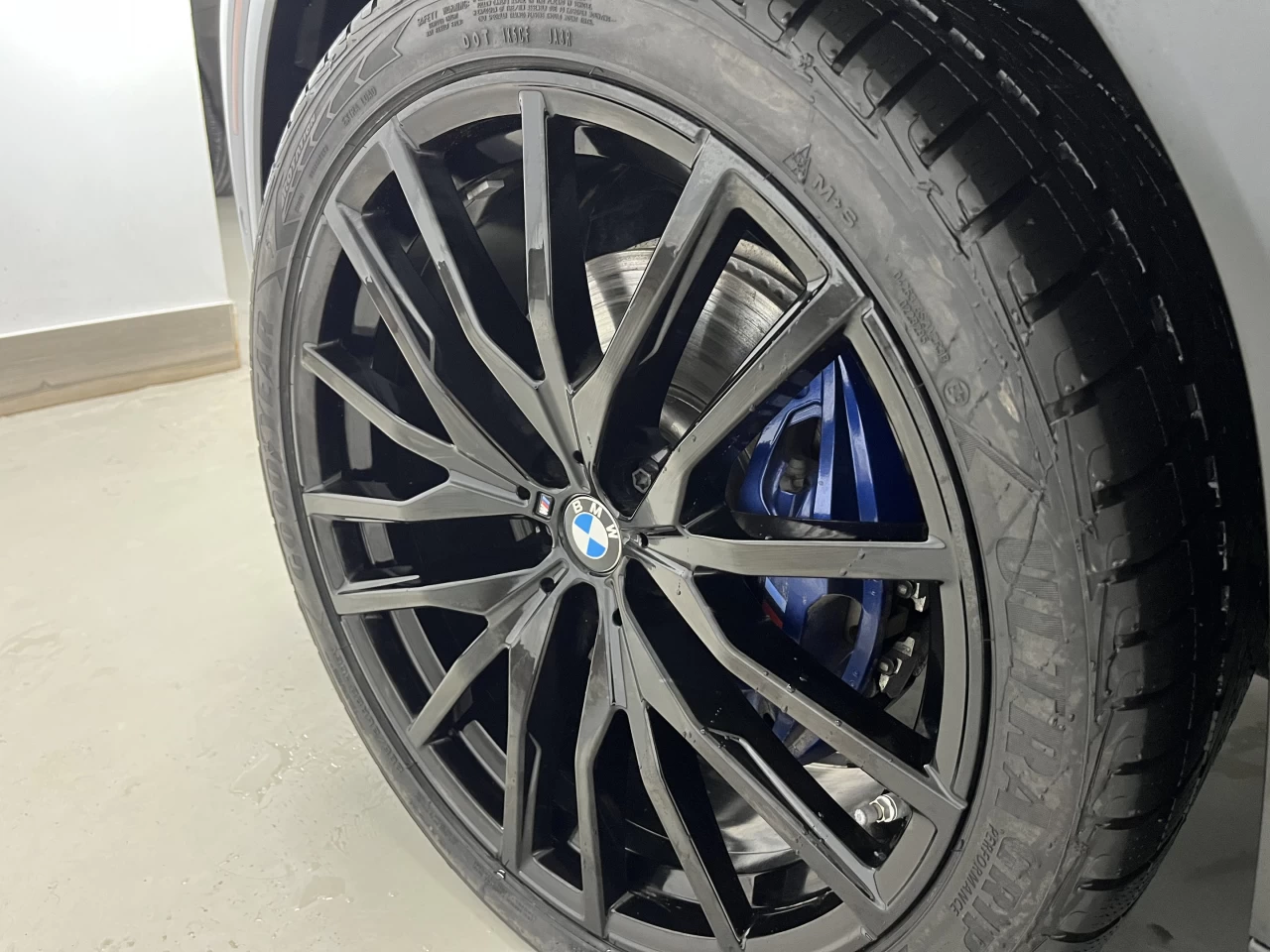 2023 BMW X6 MSPORT-FROZEN BLACK METALLIC-SKY LOUNGE Image principale