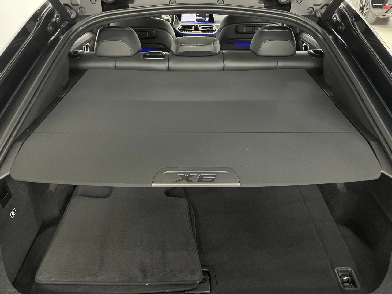 2023 BMW X6 MSPORT-FROZEN BLACK METALLIC-SKY LOUNGE Image principale